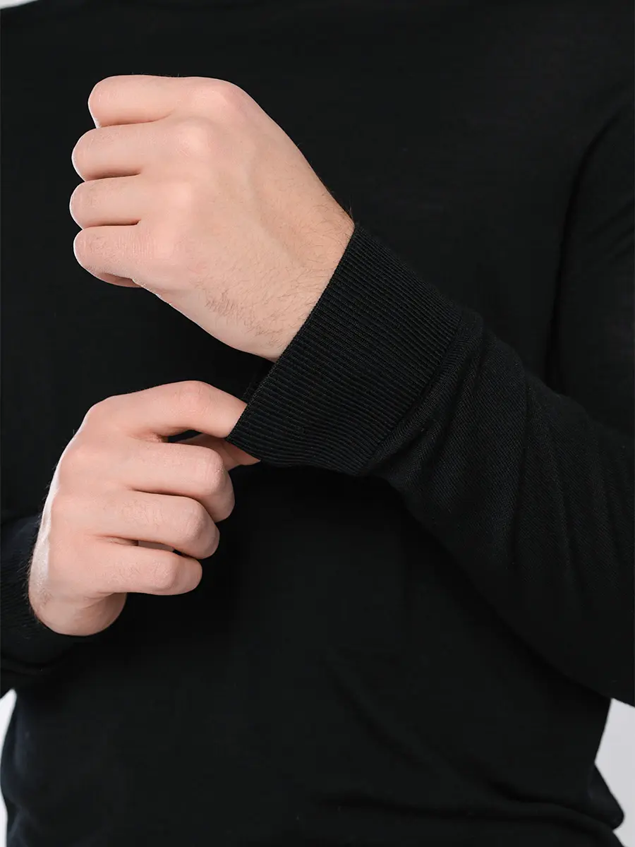 Джемпер черного цвета из шерсти